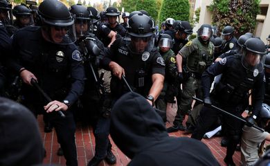 Policiais na Universidade da Califórnia em Irvine
15/5/2024    REUTERS/Mike Blake