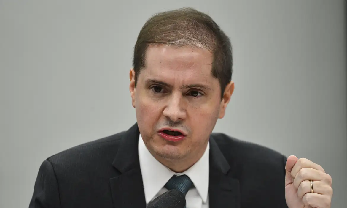 O advogado-geral da União (AGU), Bruno Bianco, participa de audiência na comissão de fiscalização financeira e controle da Câmara dos Deputados.
