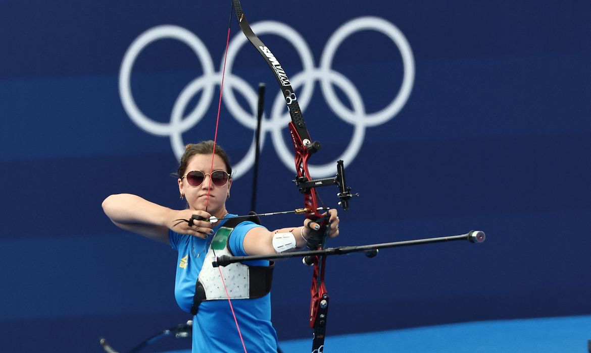 Paris 2024 Olympics - Archery - Women's Individual 1/8 Elimination Round - Invalides, Paris, France - August 03, 2024. Ana Luiza Sliachticas Caetano of Brazil n action. Reuters/Tingshu Wang/Proibida reprodução