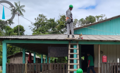 MME instala placas solares com bateria em comunidades indígenas yanomami, em Roraima.