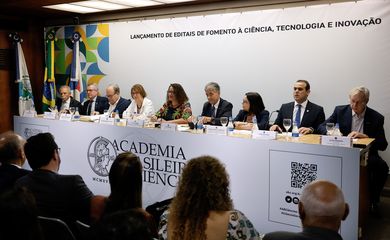 Rio de Janeiro (RJ), 16/10/2024 - A ministra da Ciência, Tecnologia e Inovação(MCTI), Luciana Santos, participa do lançamento de editais de fomento para reduzir as desigualdades regionais, na sede da Academia Brasileira de Ciências(ABC), centro da cidade. Foto: Tânia Rêgo/Agência Brasil