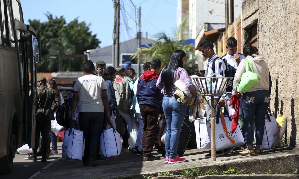 Grupo de 46 migrantes venezuelanos chega a Brasília, onde serão acolhidos e encaminhados às casas de passagem alugadas pela Cáritas Brasileira e pela Cáritas Suíça, com o apoio do Departamento de Estado dos Estados Unidos.