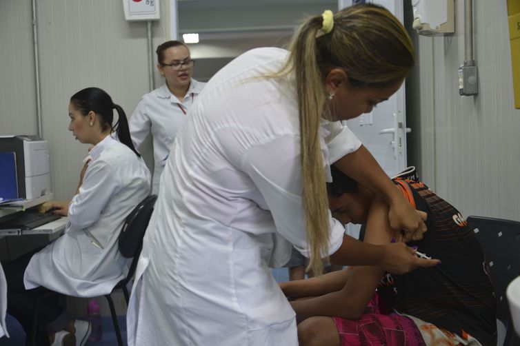 Rovena Rosa/Agência Brasil São Paulo - Campanha de vacinação contra febre amarela na Unidade Básica de Saúde Gleba do Pêssego, em Itaquera (Rovena Rosa/Agência Brasil)