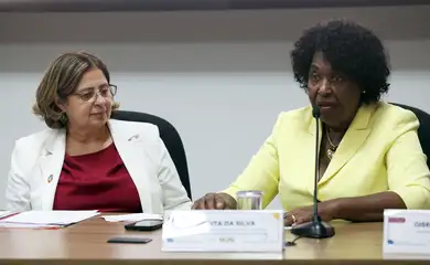 Brasília (DF), 25/03/2025 - A ministra das Mulheres Cida Gonçalves e a deputada federal Benedita da Silva durante lançamento do relatório anual socioeconômico da mulher. Foto: Antônio Cruz/Agência Brasil