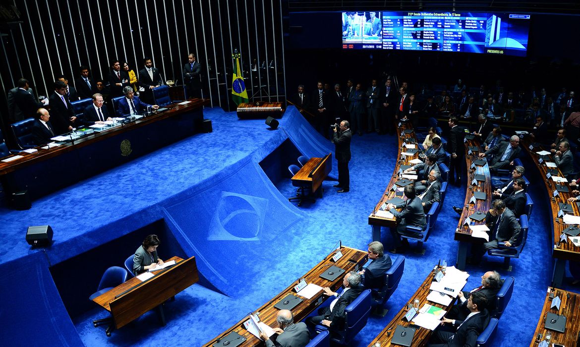 Brasília - O senador João Alberto lê a nota do STF sobre a prisão do senador Delcídio do Amaral, durante sessão do Senado (Wilson Dias/Agência Brasil)