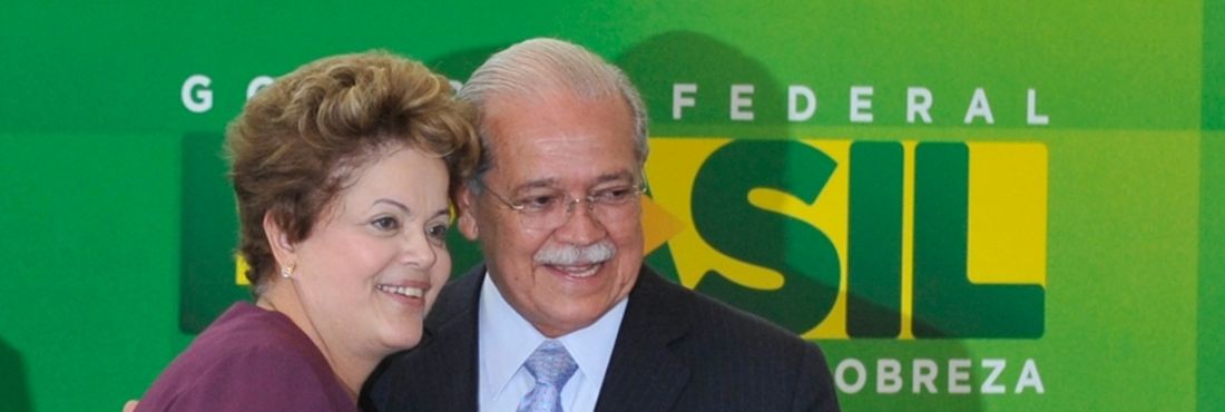 A presidenta Dilma Rousseff, empossa o novo ministro dos Transportes, César Borges, no Palácio do Planalto