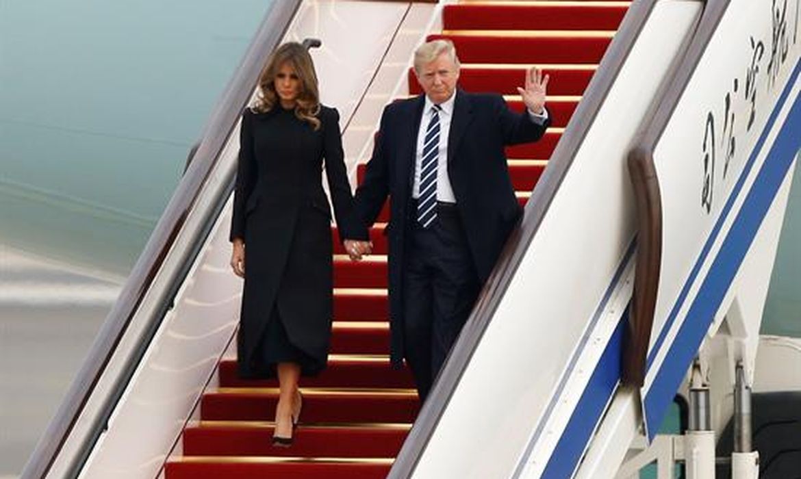 Trump e esposa desembarcam na China
