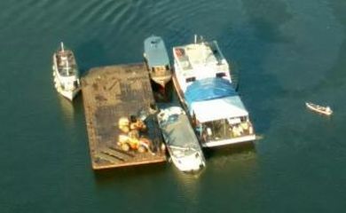 Naufrágio de embarcação no Pará. O barco, que naufragou no Rio Xingu, no Pará, foi ancorado às proximidades da margem com o apoio de uma balsa (Divulgação/Agência Pará de Notícias)