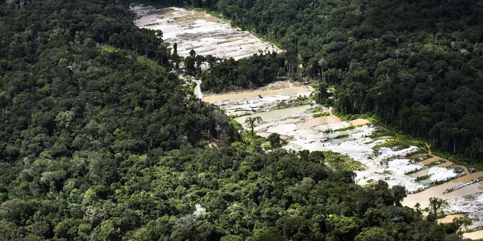 Força-tarefa destrói dez garimpos ilegais na Amazônia