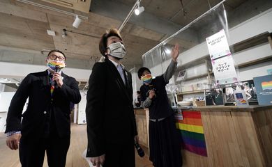 Olimpíada - Presidente da Tóquio 2020, Seiko Hashimoto, acompanha fundador da Pride House, Gon Matsunaka, e outro integrante em visita ao local, em Tóquio 27/04/2021 