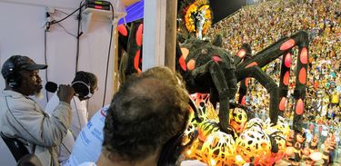 Rubem Confete comenta o desfile da Sapucaí no stand da Nacional no Carnaval de 2011