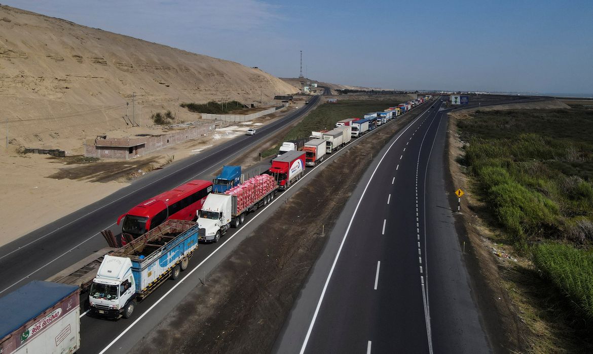 Manifestantes bloqueiam a rodovia Pan-Americana, em Chincha, Peru