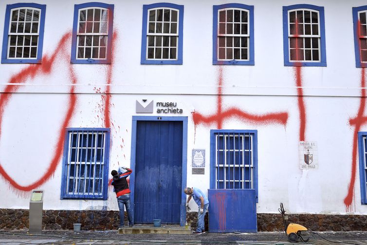 São Paulo - Voluntários e funcionários da prefeitura se mobilizam para limpar o Pateo do Collegio, depois que a fachada do local foi pichada, na semana passada (Rovena Rosa/Agência Brasil)