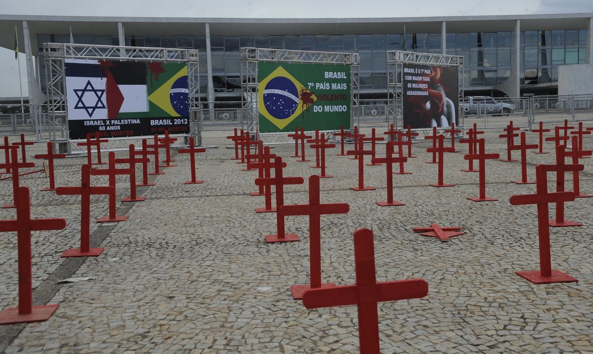 Parlamentares realizam ato contra a violência no Brasil afixando cruzes na Praça dos Três Poderes