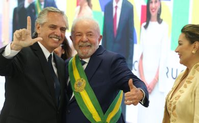 O presidente da Argentina, Alberto Fernández, cumprimenta o presidente Luiz Inácio Lula da Silva no Palácio do Planalto