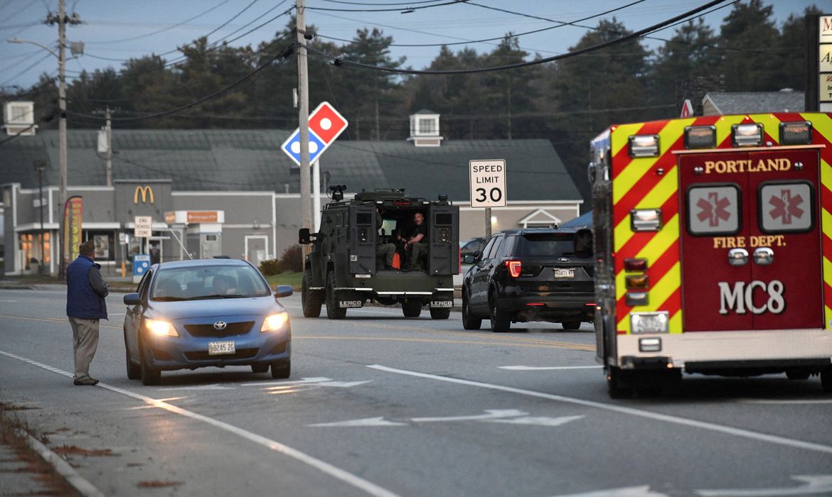 Police, staged at the Lisbon High School, clear out of the area as an active search for a gunman is underway after Lewiston's deadly mass shootings, in Lisbon, Maine, U.S. October 26, 2023.  REUTERS/Nicholas Pfosi