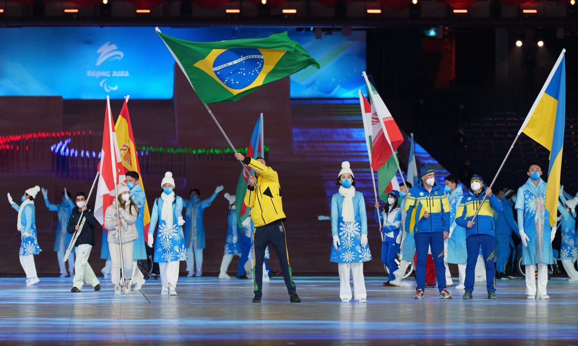 Encerramento, Paralimpíada, Pequim 2022 - bandeira do Brasil