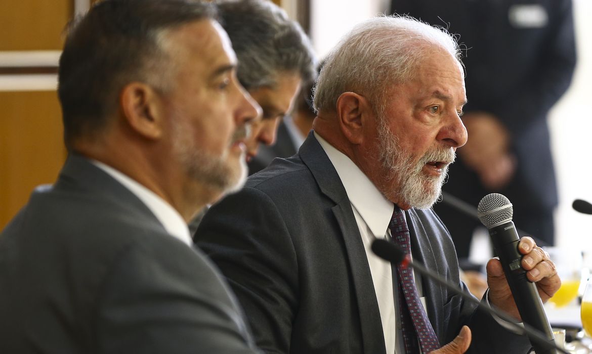 Brasília (DF), 06/04/2023 - O ministro da Secretaria de Comunicação Socia, Paulo Pimenta, e o presidente Luiz Inácio Lula da Silva, durante café da manhã com jornalistas, no Palácio do Planalto.