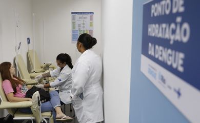 Rio de Janeiro (RJ) 27/02/2024 – Pacientes buscam atendimento médico para dengue na Policlínica Hélio Pellegrino. Foto: Fernando Frazão/Agência Brasil