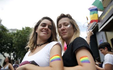 Rio de Janeiro - A 22ª edição da Parada do Orgulho LGBT (Lésbicas, Gays , Bissexuais, Travestis, Transexuais e Transgêneros) leva milhares de pessoas à Praia de Copacabana (Tânia Rêgo/Agência Brasil)