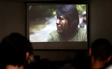 Rio de Janeiro (RJ), 09/08/2024 - Estudantes e professores da rede pública de ensino encontram com cineastas fundadores da Mídia Indígena, na Escola de Comunicação da UFRJ,  em encontro promovido em conjunto com o Consulado da Suécia no Rio de Janeiro. Foto: Tânia Rêgo/Agência Brasil