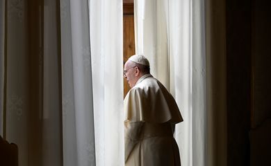 Papa Francisco olha pela janela no Palácio Apostólico no Vaticano