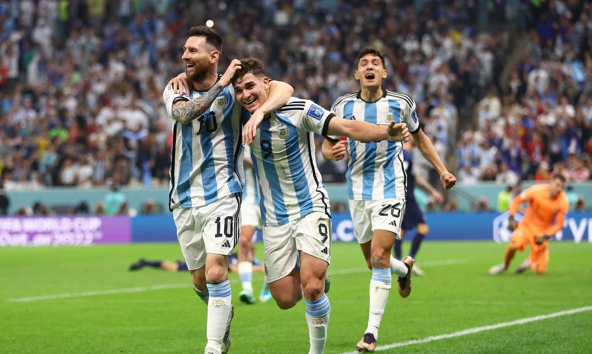 Com brilho de Messi e Álvarez a Argentina chega à final da Copa