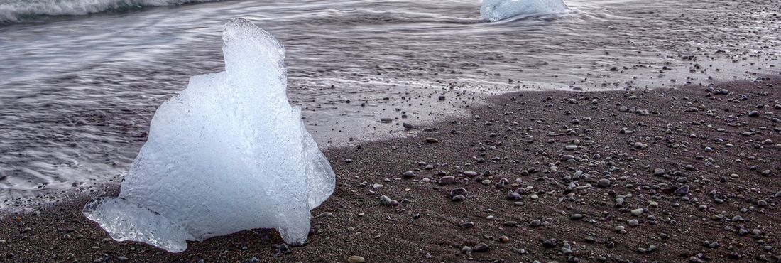 Pedaços de um iceberg em praia
