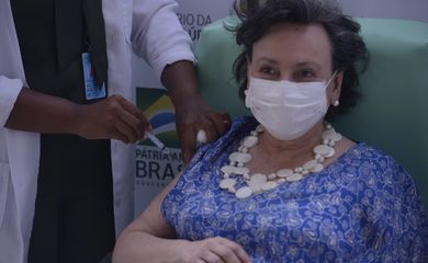 A médica pneumologista do Centro de Referência Professor Helio Fraga, da Fiocruz, Margareth Dalcolmo recebe a dose da vacina de Oxford/AstraZeneca na Fiocruz.