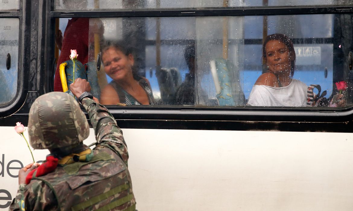 Rio de Janeiro - Militares das Forças Armadas distribuem rosas na comunidade da Vila Kennedy, na zona oeste da cidade, no Dia Internacional da Mulher (Tânia Rêgo/Agência Brasil)