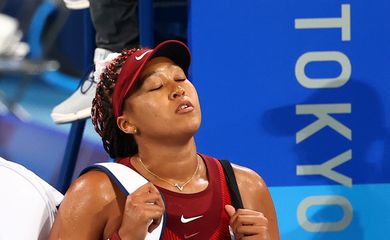 Naomi Osaka deixa a quadra após perder na terceira rodada do torneio de tênis da Tóquio 2020 - tênis - Olimpíada