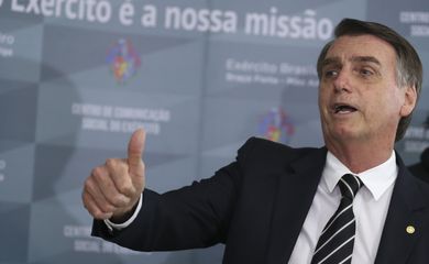 O presidente eleito Jair Bolsonaro fala à imprensa, após receber uma honraria do Exército, a Medalha do Pacificador com Palma, entregue durante audiência fechada no Quartel-General do Exército, em Brasília.