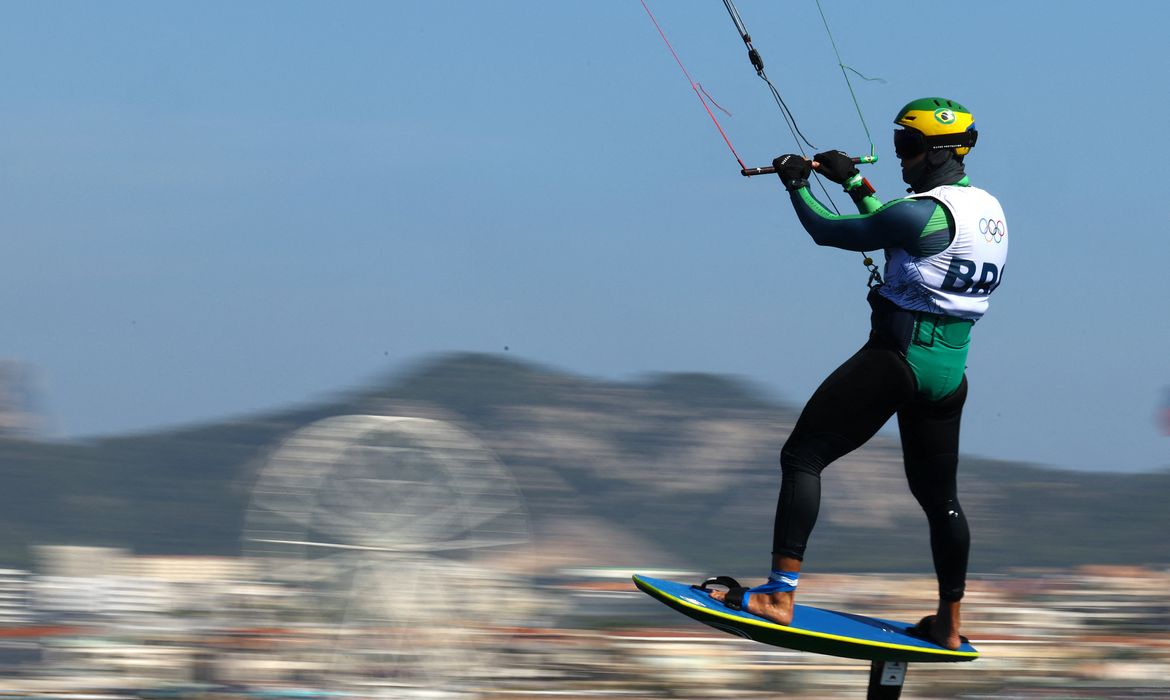 Paris 2024 Olympics - Sailing - Men's Kite - Marseille Marina, Marseille, France - August 04, 2024. Bruno Lobo of Brazil in action. Reuters/Luisa Gonzalez/Proibida reprodução