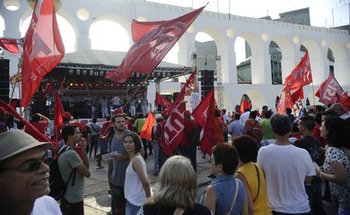 Movimentos sindicais fazem manifestação cultural unificada nos Arcos da Lapa, no Rio de Janeiro, pelo Dia do Trabalhador e contra o projeto de lei 4330, a chamada lei das terceirizações (Fernando Frazão/Agência Brasil)