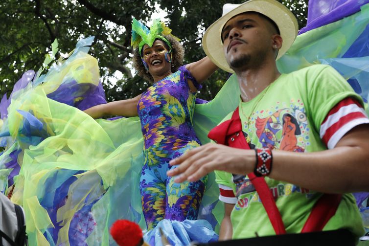 O Bloco Carnavalesco Loucura Suburbana desfila com pacientes da rede de saúde mental, familiares e funcionários no Instituto Municipal Nise da Silveira -Fernando Frazão/Agência Brasil