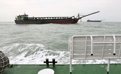 Barcos que fazem dragagem de areia são vistos de embarcação da Guarda Costeira de Taiwan