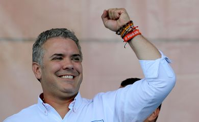 O candidato do partido uribista Centro Democrático, Iván Duque, vence o primeiro turno das eleições presidenciais na Colômbia