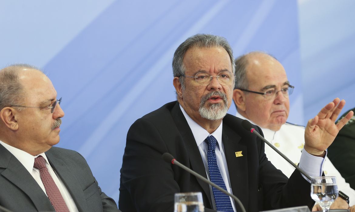 Brasília - Ministro da Defesa,Raul Jungmann , fala à imprensa após reunião com o presidente Michel Temer, no Palácio do Planalto (Antonio Cruz/Agência Brasil)