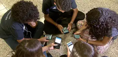 Estudantes usam o celular