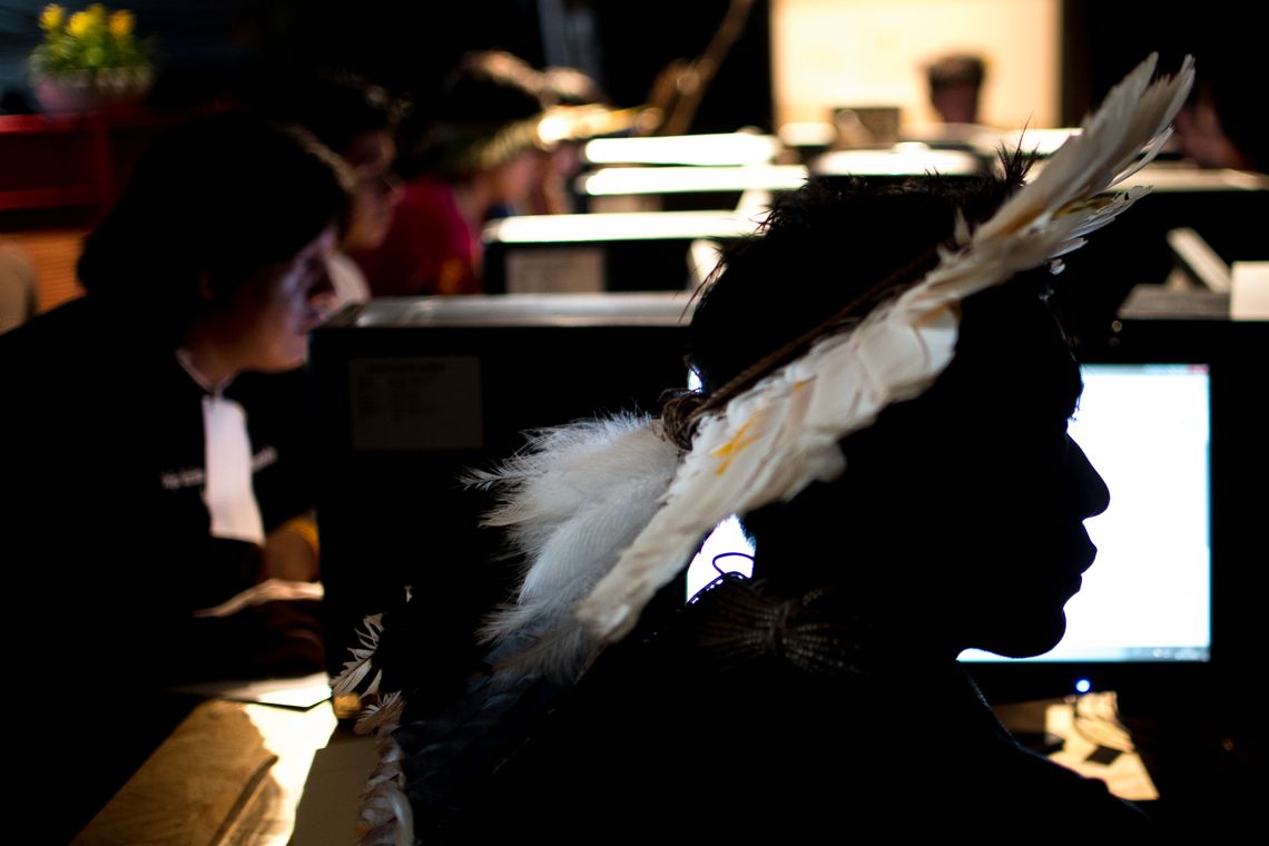 Palmas (TO) - Indígenas brasileiros fazem cursos de informática na &quot;Oca Digital&quot; durante os Jogos Mundiais dos Povos Indígenas.( Marcelo Camargo/Agência Brasil)