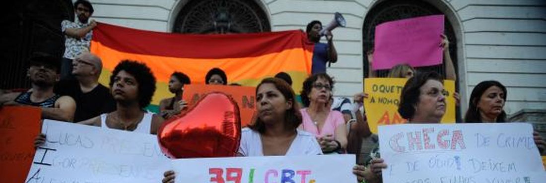 A manifestação na Cinelândia, no Rio, pediu a criminalização da homofobia e os manifestantes denunciam que os assassinatos de homossexuais são sempre extremamente violentos e agressivos