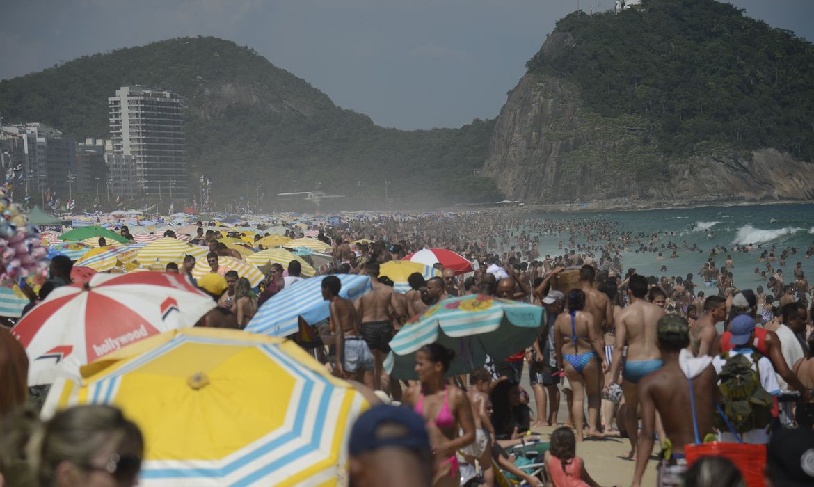 Rio de Janeiro - Cariocas e turistas lotam Praia de Copacabana no último dia de 2016  (Tomaz Silva/Agência Brasil)
