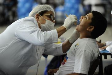 Dentista atende criança