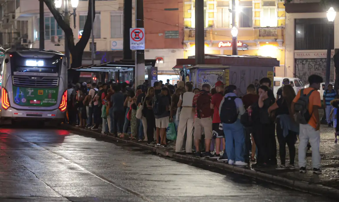São Paulo (SP), 24/01/2025 - Ponto de ônibus no Largo do Paissandu lotado após chuva que alagou acidade. Foto: Paulo Pinto/Agência Brasil
