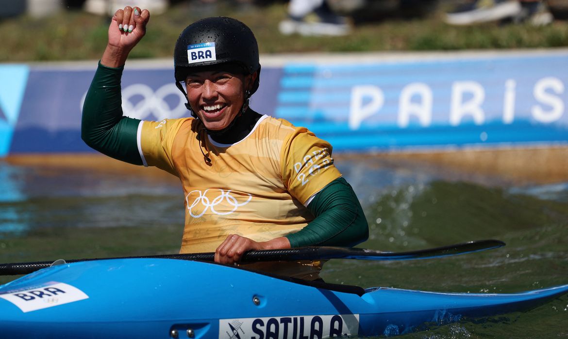 Paris 2024 Olympics - Slalom Canoe - Women's Kayak Cross Quarterfinal - Vaires-sur-Marne Nautical Stadium - Whitewater, Vaires-sur-Marne, France - August 05, 2024.
Ana Satila of Brazil reacts after competing. REUTERS/Molly Darlington