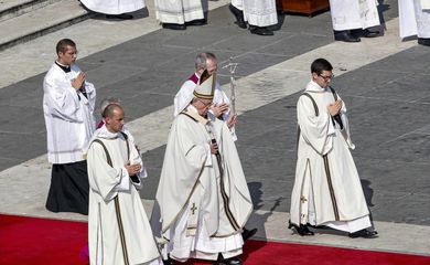 Vatican City (Vatican City State (holy See)), 14/10/2018.- Pope Francis (C) leads the canonization Mass of Pope Paul VI, Salvadorian Archbishop Oscar Romero, and five others, at the Vatican, 14 October 2018. Pope Francis on the day, elevated to