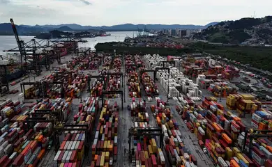FILE PHOTO: A drone view shows containers and ships at the Port of Santos, in Santos, Brazil April 3, 2025. Reuters/Amanda Perobelli/Proibida reprodução