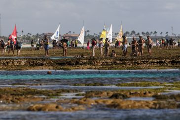 Ipojuca (PE), 26/10/2023 - Grupos de turistas pisam sobre os recifes de corais em zona de sacrifício durante passeios de jangada praia de Porto de Galinhas. Foto: Fernando Frazão/Agência Brasil