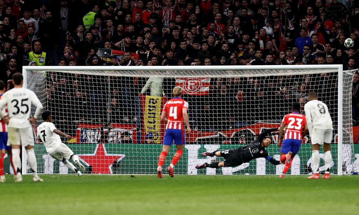 Vinícius Júnior perde pênalti durante partida do Real com o Atlético
12/03/2025
REUTERS/Juan Medina