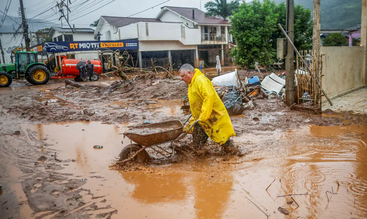 A man helps cleaning a house partially destroyed after floods in Mucum, Rio Grande do Sul state, Brazil May 11, 2024. REUTERS/Adriano Machado